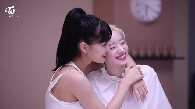 Dahyun+Momo happy