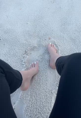 Toes in the sand 🏖 (oc)