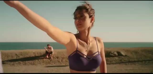 Ileana dcruz removes cloths on road || sexy bra scene || Strip scene