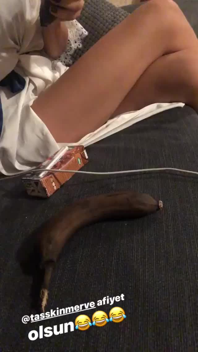 merve taskin eating banana