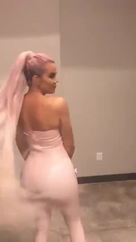 Khloe Kardashian clip