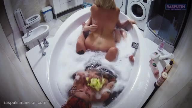 Three hot girls fuck in bath