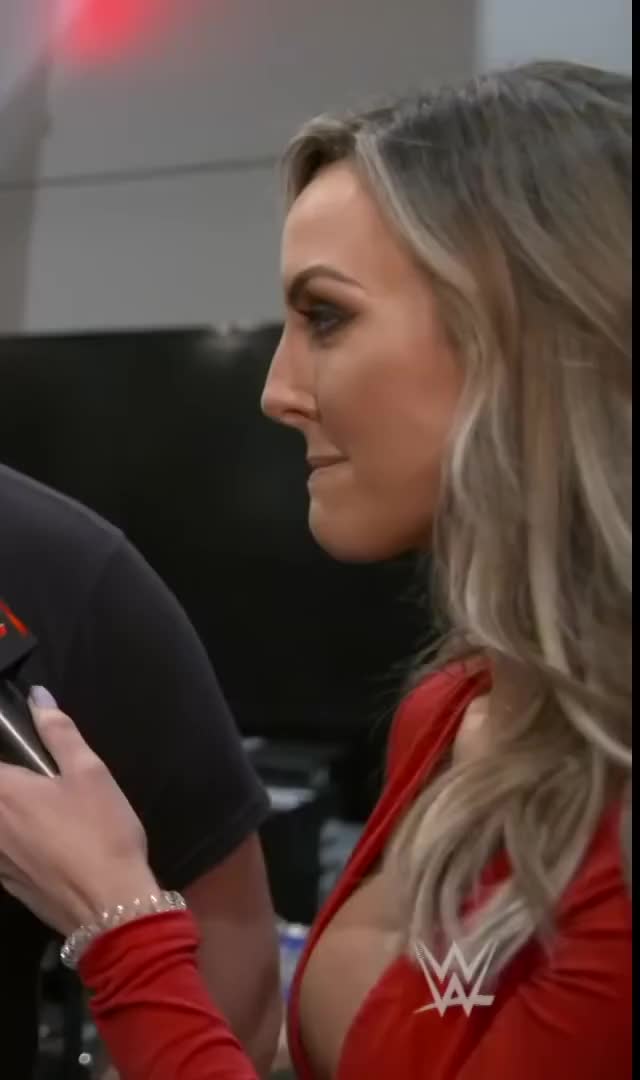 Peyton's profile gives way for some amazing cleavage