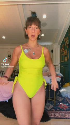 New tiktok of her trying on a bunch of swim suits.