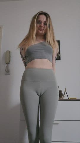 alt bending over camel toe glasses leggings yoga pants clip