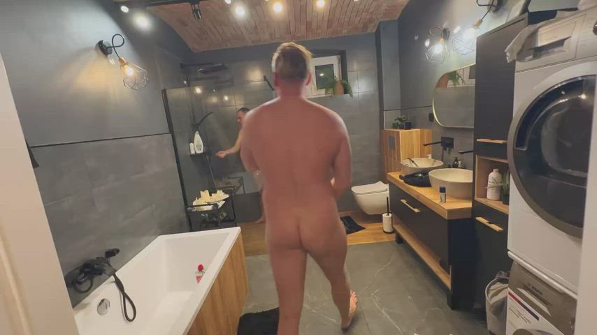 We fuck hot bottom in the shower with my hairy stud