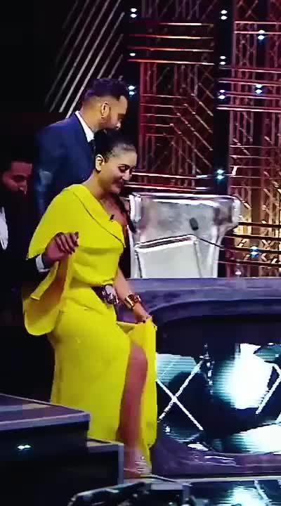 That show of Kareena Kapoor's legs while she walks