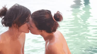 Erotic Kissing Twins clip