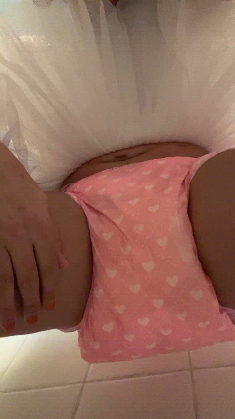 diaper masturbating white girl clip