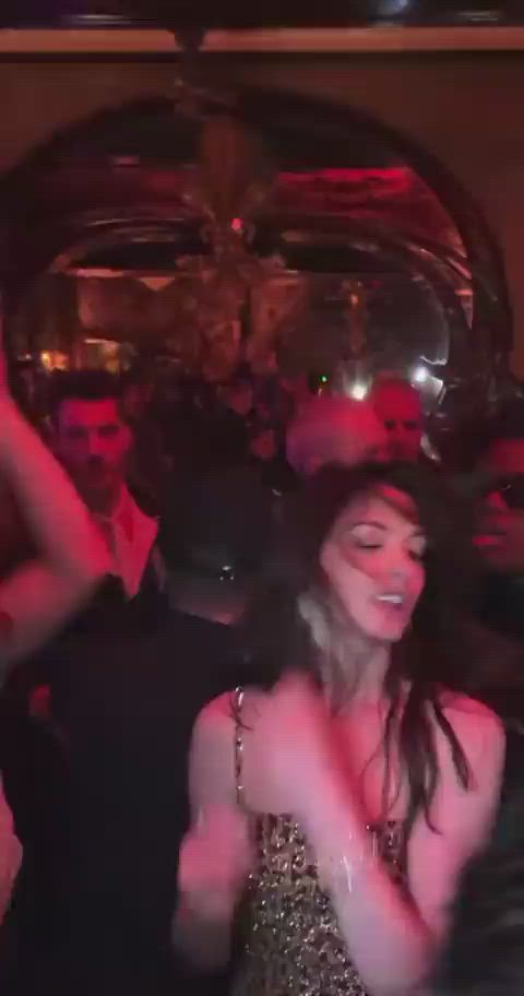 anne hathaway celebrity dancing party clip