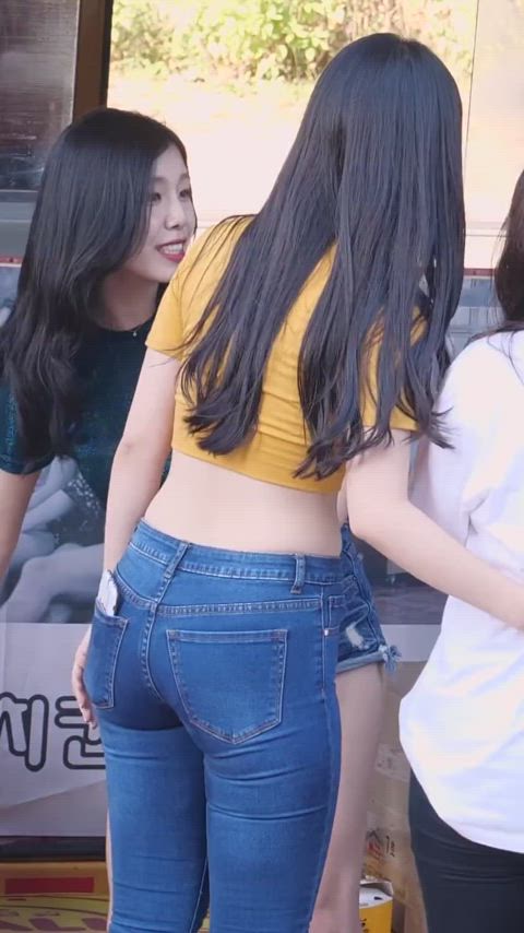 TBT: Berry Good Johyun in a yellow shirt looking thicc in jeans