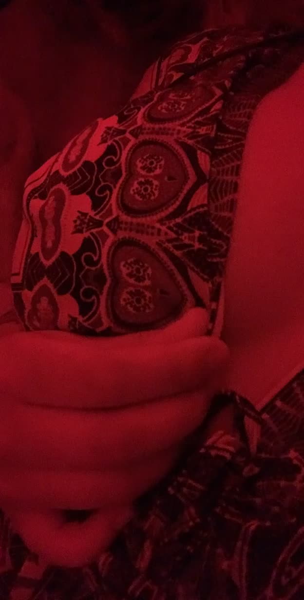 Peek a boob ?