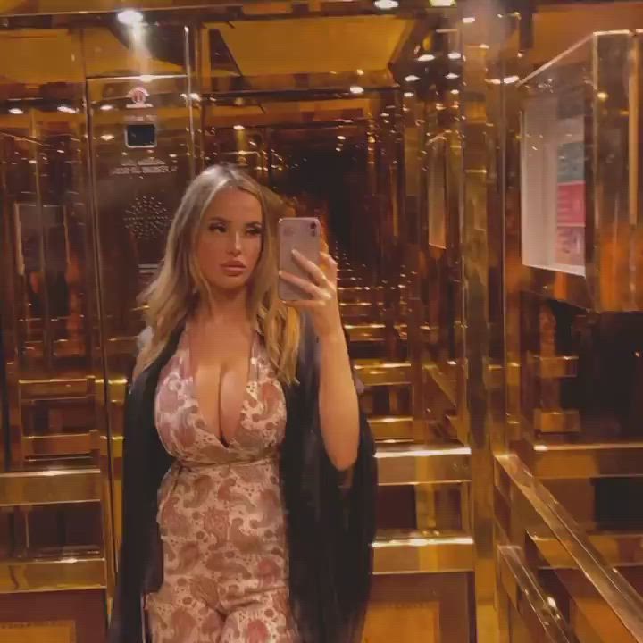 Big Tits Blonde Cleavage clip