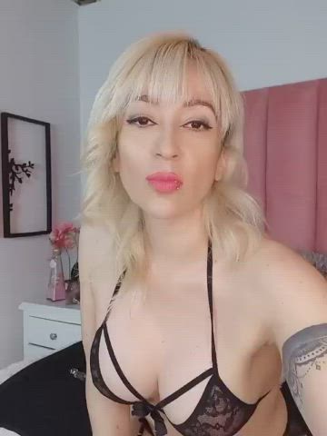 Enjoy this Sexy woman dancing now // she will playing with Black dildo // online