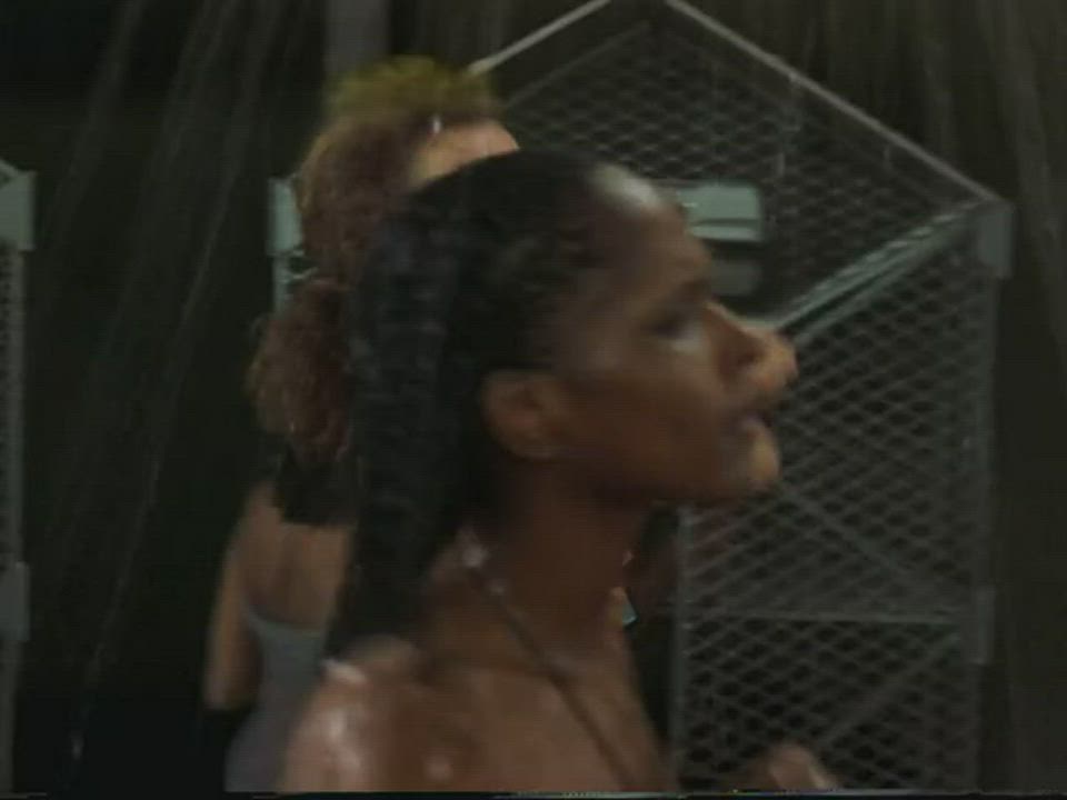 Dina Meyer shower scene in STARHIP TROOPERS want to know more?