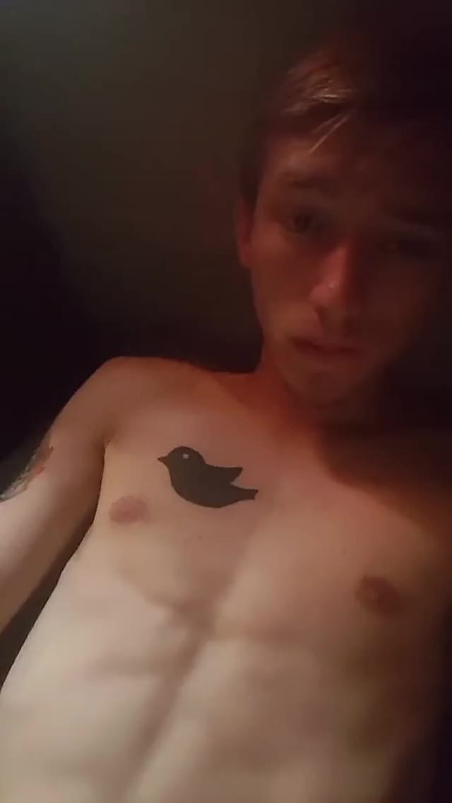 Lil stoner dude coats his abs with thick cum