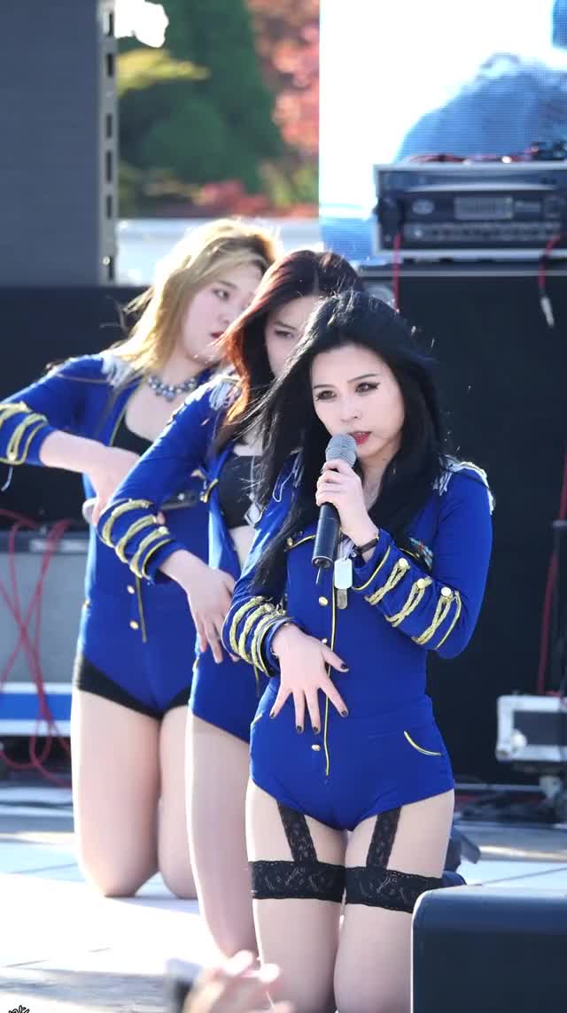 Wait a minute - Hyeri swinging her big ass for a Korean girl