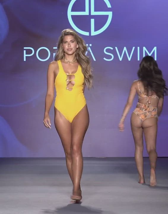 Babe Blonde Celebrity Legs Model Pretty Swimsuit clip