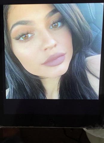 Thick load for Kylie Jenner right on her face!
