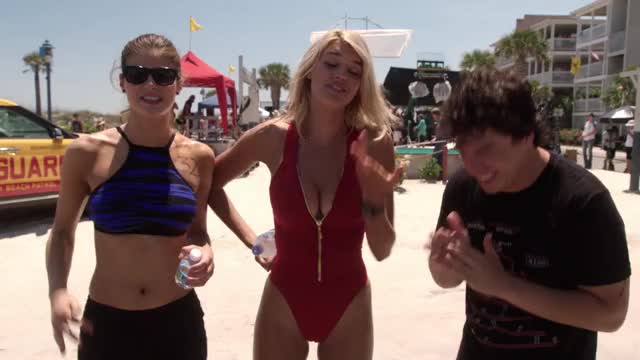 Kelly Rohrbach - Baywatch - assorted behind-the-scenes moments, 2/3
