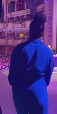 Michelle Obama’s ass looks so good in those blue pants!