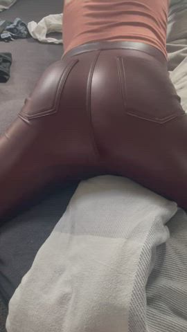 Who doesn’t like a Thicc femboy in tight leather😏 dm… best daddies get full