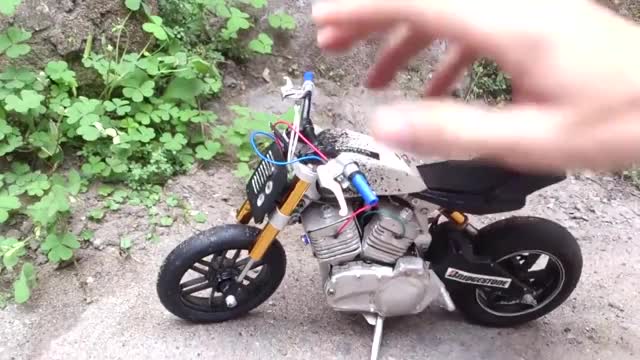 Man creates functional homemade miniature motorcycle