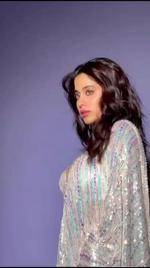Janhvi Kapoor's thick body in saree. Look at those big milky jugs and that meaty