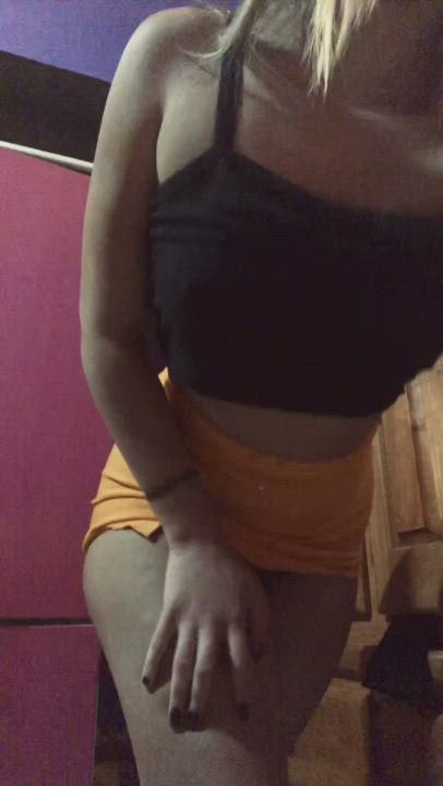 ? 18 years old ? ? I love rating dicks 8==D?? ? Solo play ? Custom content ? Sexting