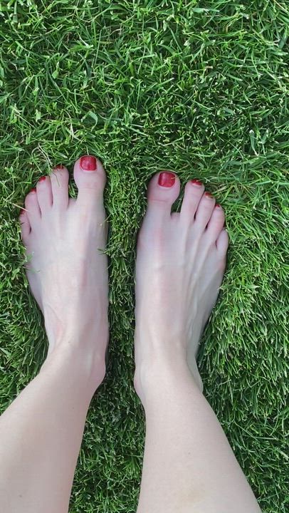 I love the feeling of the grass under my bare soles 🌿