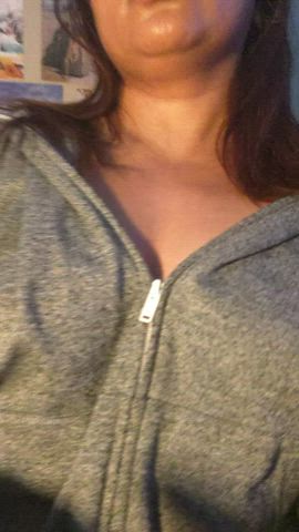 Stole my boyfriend's hoodie just so I could do a titty reveal for y'all ;)