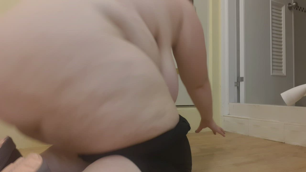 BBW Hot 🔥Booty Shaking and stretching 😍🍑