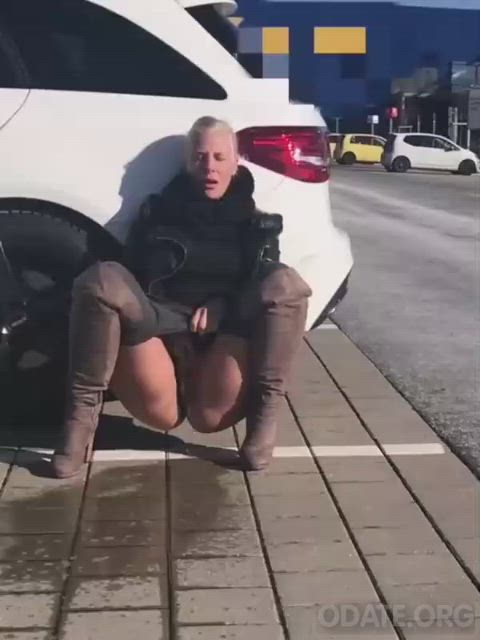 milf blonde public german crossdressing pissing clip