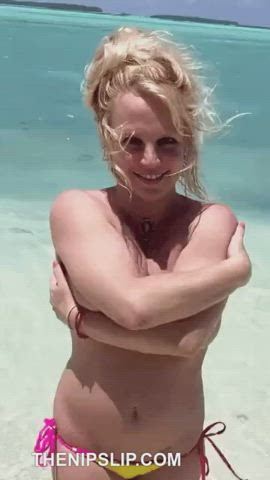 #GIF #Beach #BritneySpears #HandBra #SqueezedTogether #Boobs DOUBLE #NipSlip #Nipples
