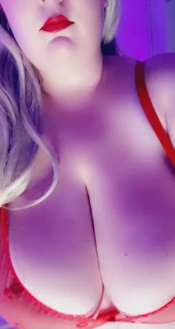 Just a cute chubby girl bouncing boobs do you like what you see 😈