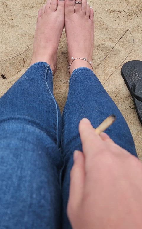 Play with my feet and smoke with me 😏🌿