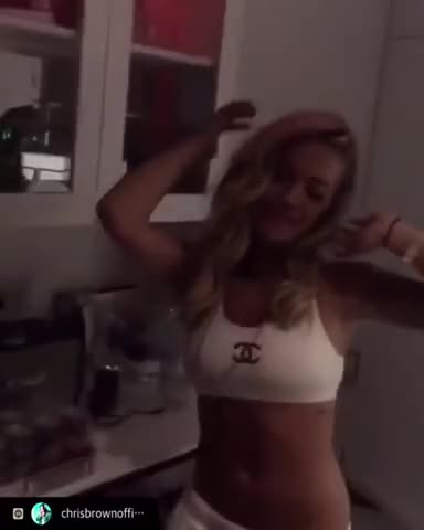 Rita Ora twerking