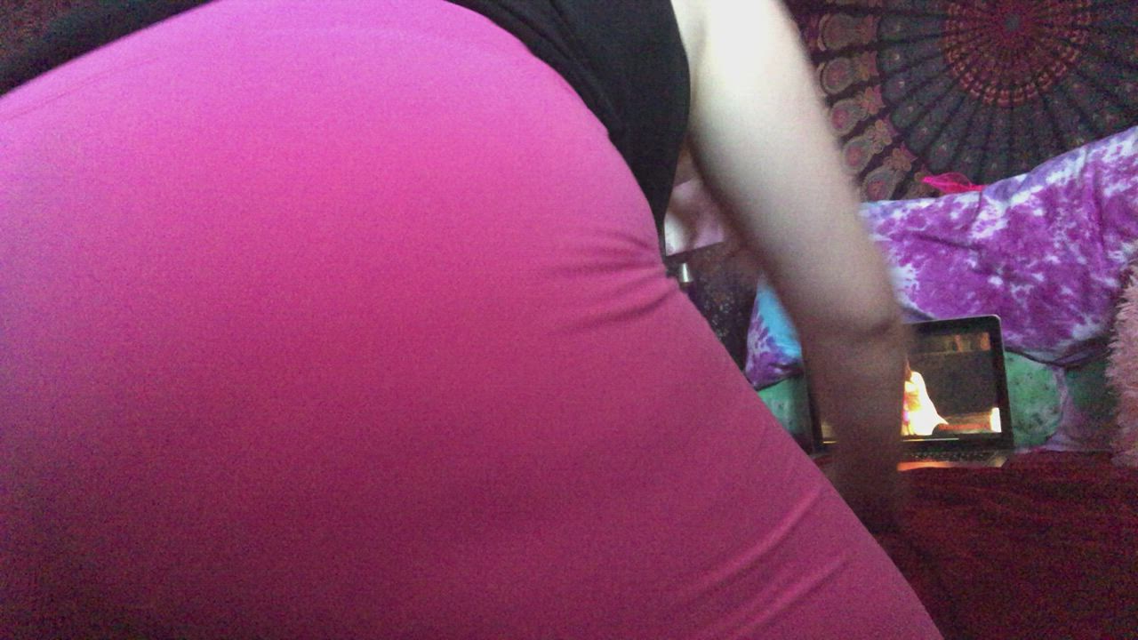 Watching Porn in my Favourite Pink Leggings