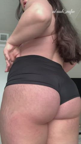 who loves thick ass Milfs? I love to spread and show off 😼