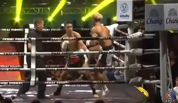 PTT Sor Pattanagas knocks out Jason Polydor (Thai Fight)