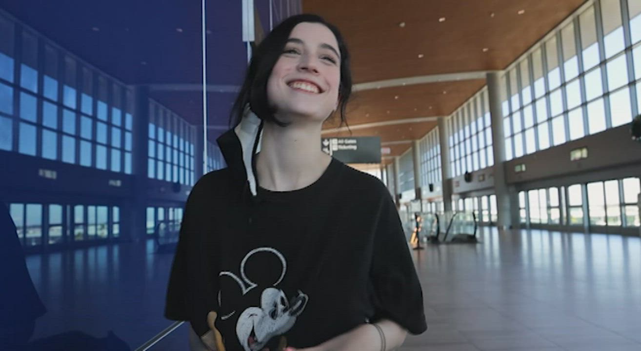 Giulia Wylde at the airport