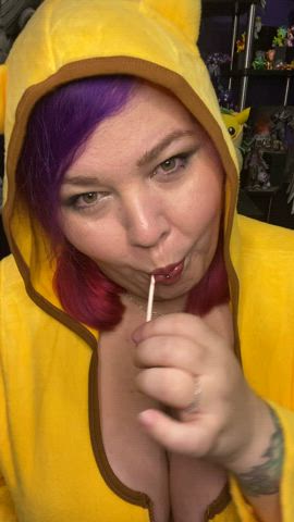 Cute alt bbw tease with her DSL sucking on a lollipop