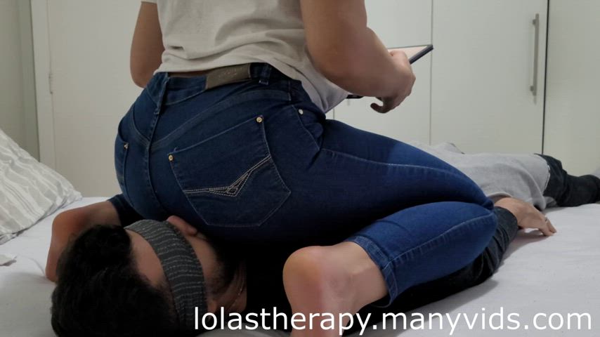 Sitting on my BF's face in Jeans while i play with my tablet 🤭😏