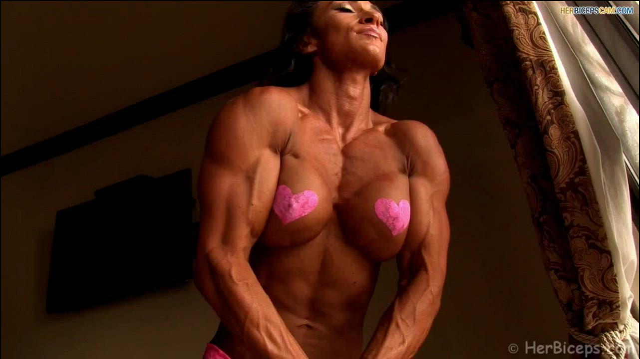 Babe Big Tits Bodybuilder Fitness Muscular Girl clip