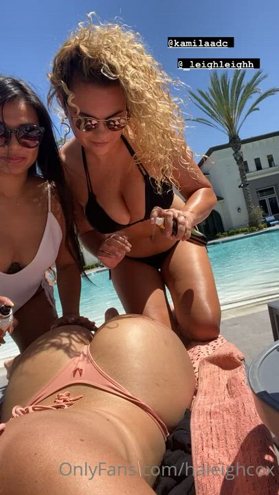 Rubbing Halieghs ass