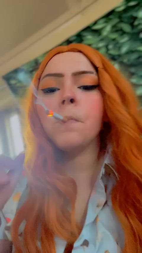 Would you have a smoke with mommy 😶‍🌫️