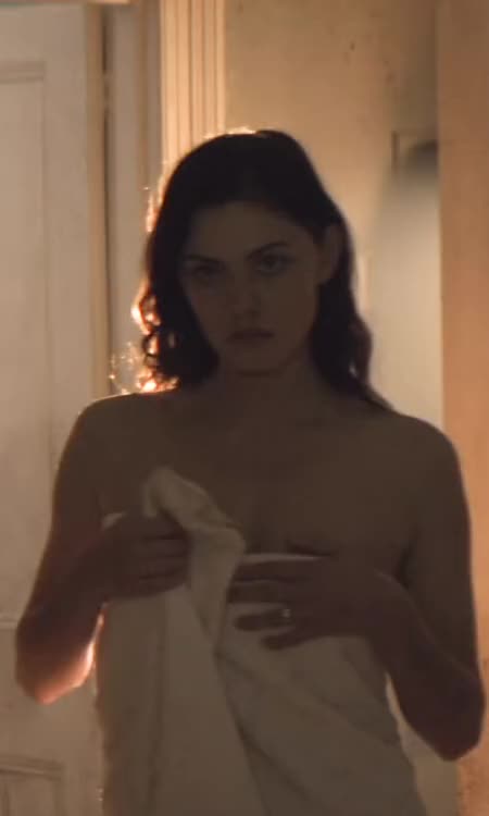 Phoebe Tonkin in Bloom (TV Series 2019– ) [S01E02] - Cropped - Brightened