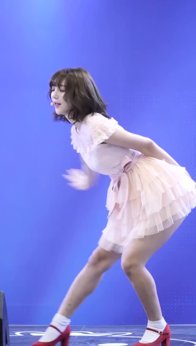 Binnie (Oh My Girl) - Petite Cameltoe