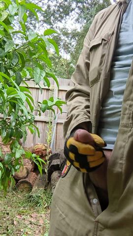 Prepping the garden with some slow release fertiliser.