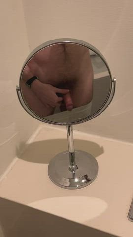 Can’t waste a well-placed hotel mirror
